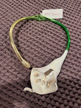 Betsey Johnson White Calla Lily Collar Necklace with Green and Gold Accents
